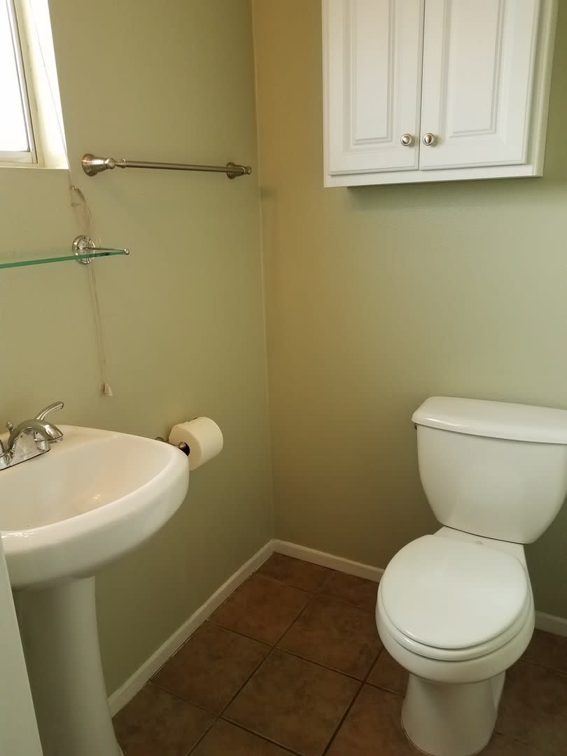 3-Bed, 1.5-Bath House w/1-Car Garage, Close to Commissary – photo 5