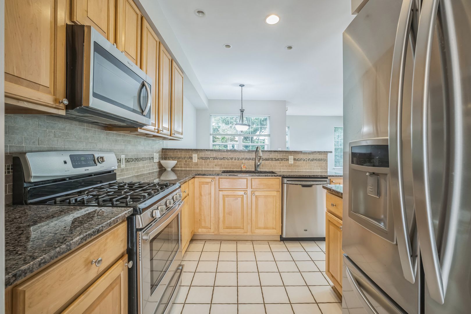 Spacious 4-Bedroom Townhome in Prime Alexandria Location – photo 4