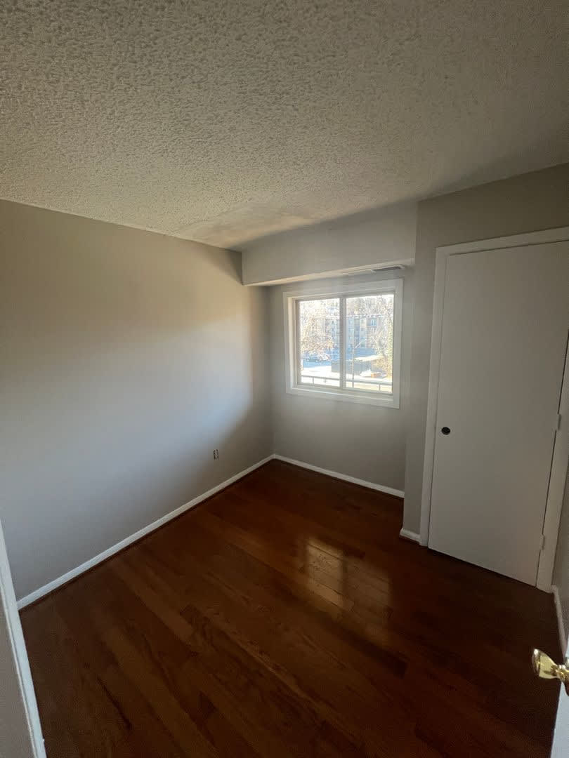 Cozy 3 Bedroom 1 Bathroom Condo Conveniently Located At Dc Line – photo 4