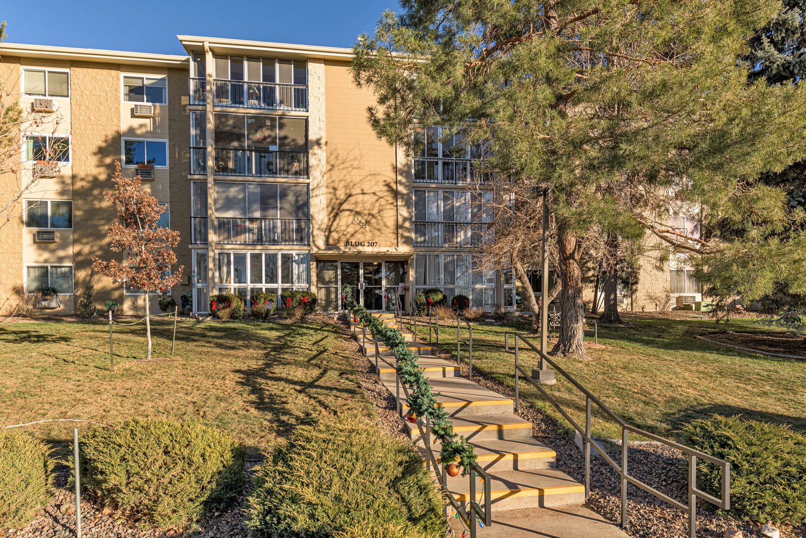 JUST LISTED: 2BDR/2BTH CONDO IN HEATHER GARDENS $2095 Available Oct. 1st – photo 1