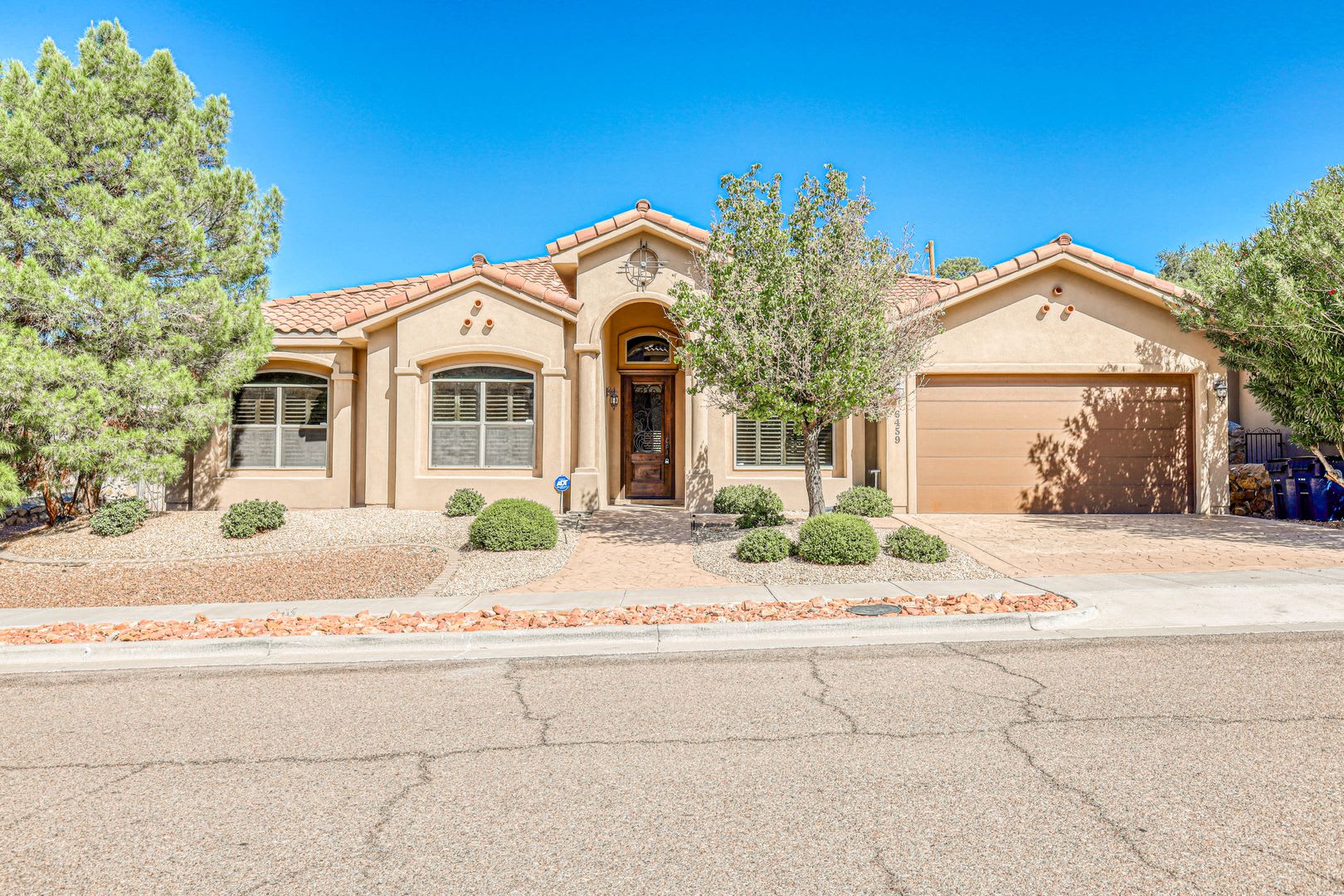Westside area (Completely Furnished) Beautiful 4 bed/3 baths – photo 1