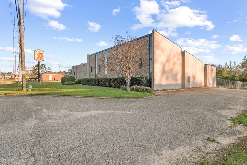 2221 Ross Clark Circle – photo 3