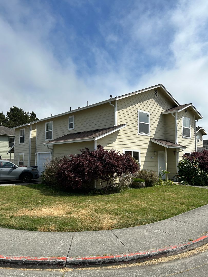 4 Bedroom, 2.5 Bathroom Home in Arcata – photo 2