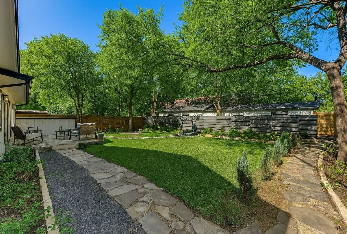 7002 Whispering Oaks Drive – photo 3