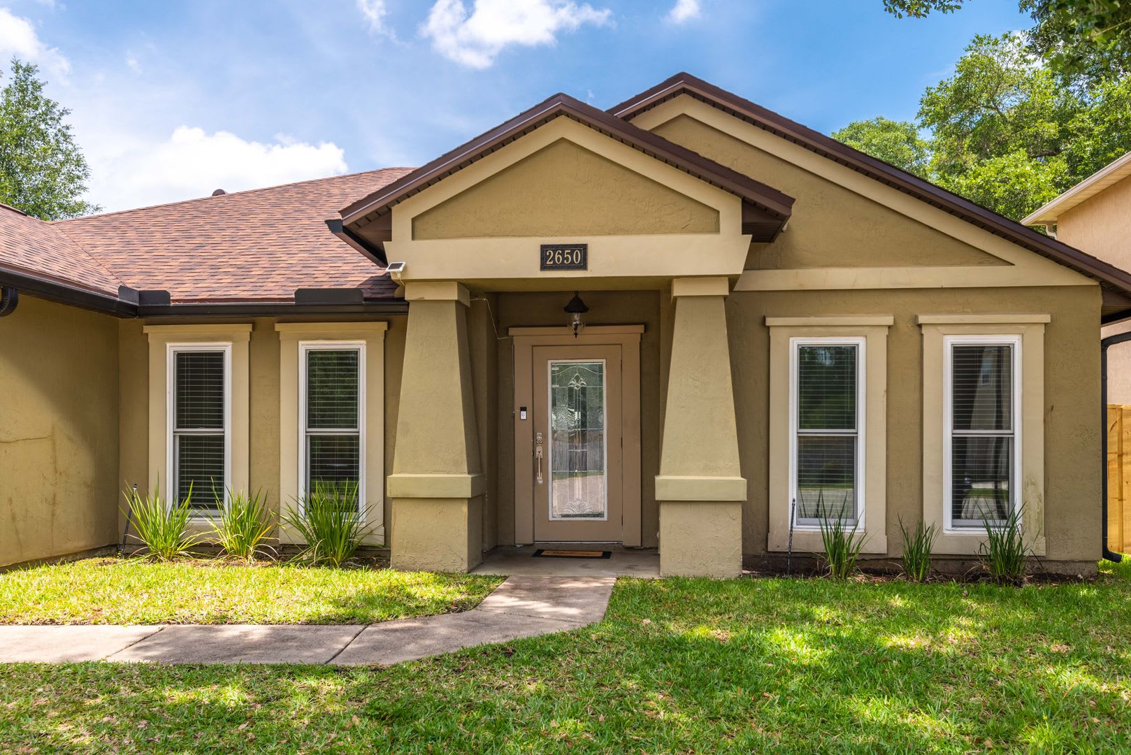 Cul De Sac Home With Fenced Backyard Screened Porch Lawn Care Included – photo 2