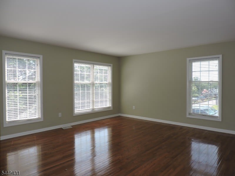 8 Entrance Ave – photo 4