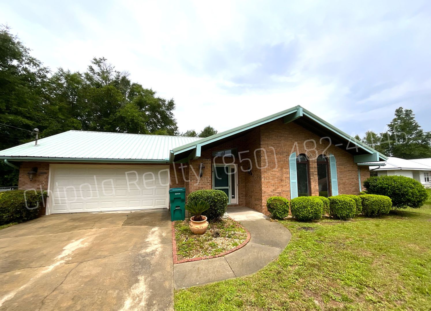 Fantastic 3/2 Home in Sunny Hills w/ 2-Car Garage &amp; Lawn Maintenance – photo 1