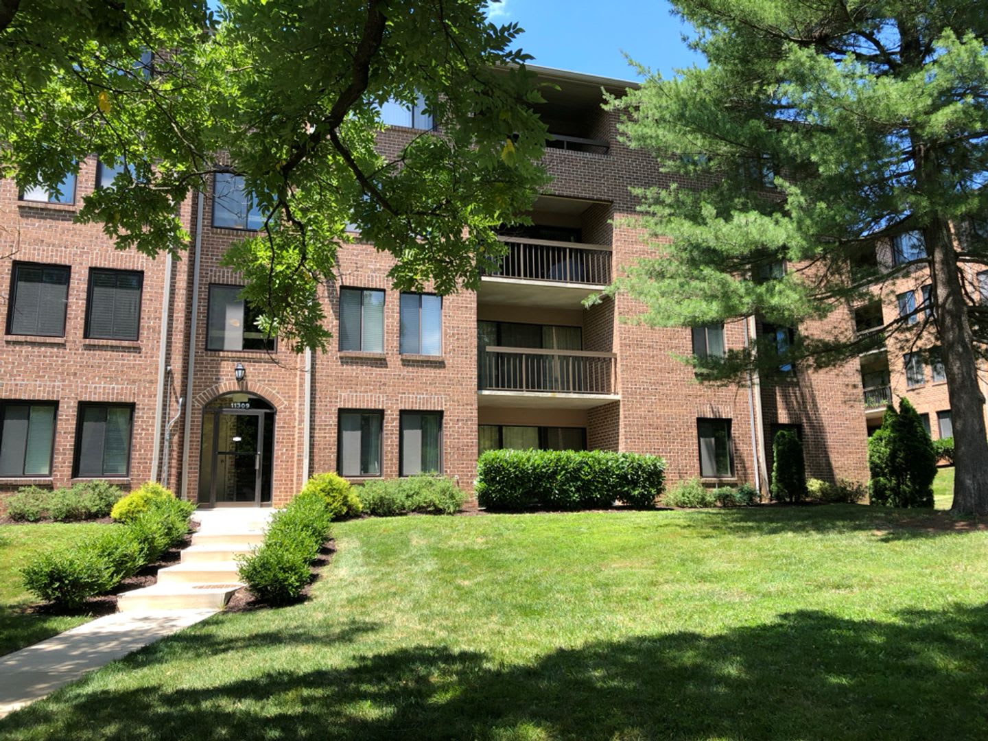 Spacious North Bethesda 3BR with Private Patio & Resort-Style Amenities – photo 1