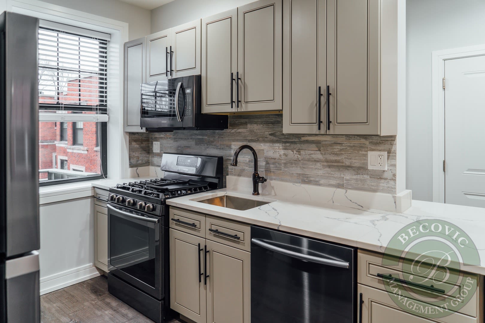 6111 N Winthrop Ave – photo 4
