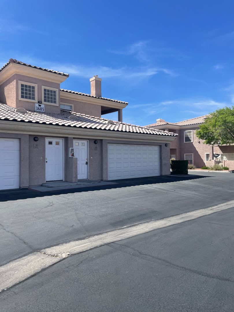 Beautiful open floor plan located in a gated community! – photo 1