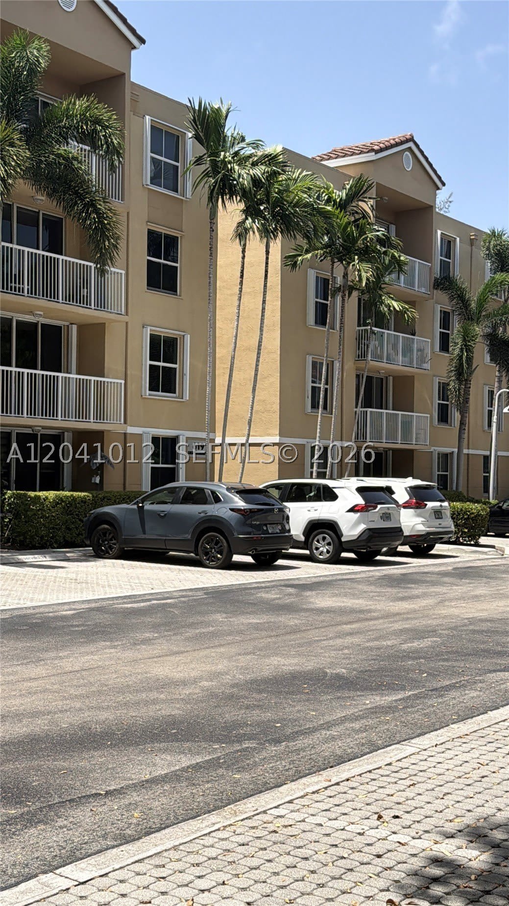 619 E Sheridan St – photo 1