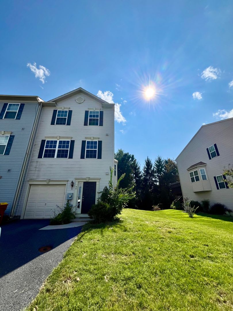 Beautiful End-Unit Townhome – 4 Bedrooms, 2 Full Baths & 2 Half Baths – photo 2