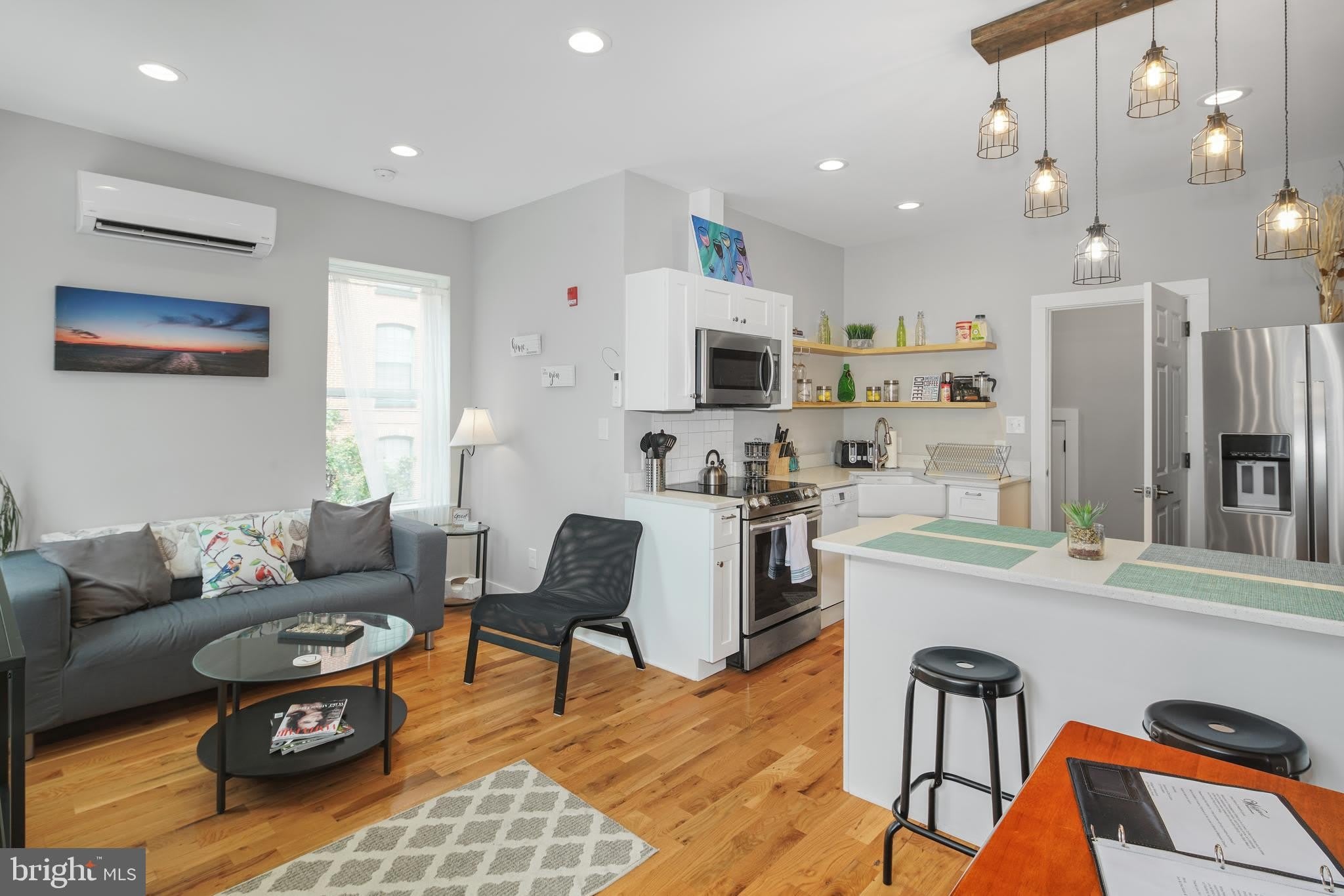 2049 E HAGERT Street – photo 1