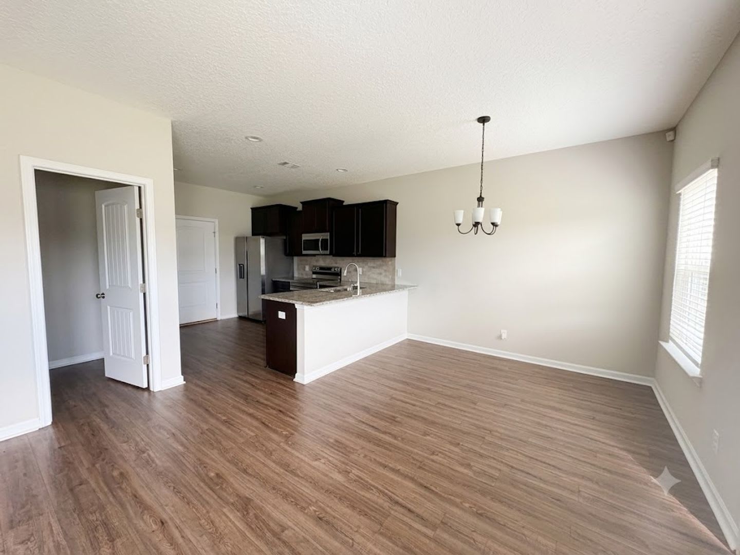 RATE DROP ALERT (was $2300/month) and SUMMER MOVE-IN SPECIAL: $1000 OFF 1st MONTH'S RENT!** – photo 3