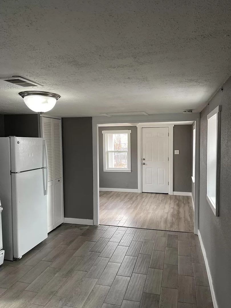 Spacious Railroad Style 1 Bed 1 Bath Home In Denver Co Available 8 21 26 – photo 3
