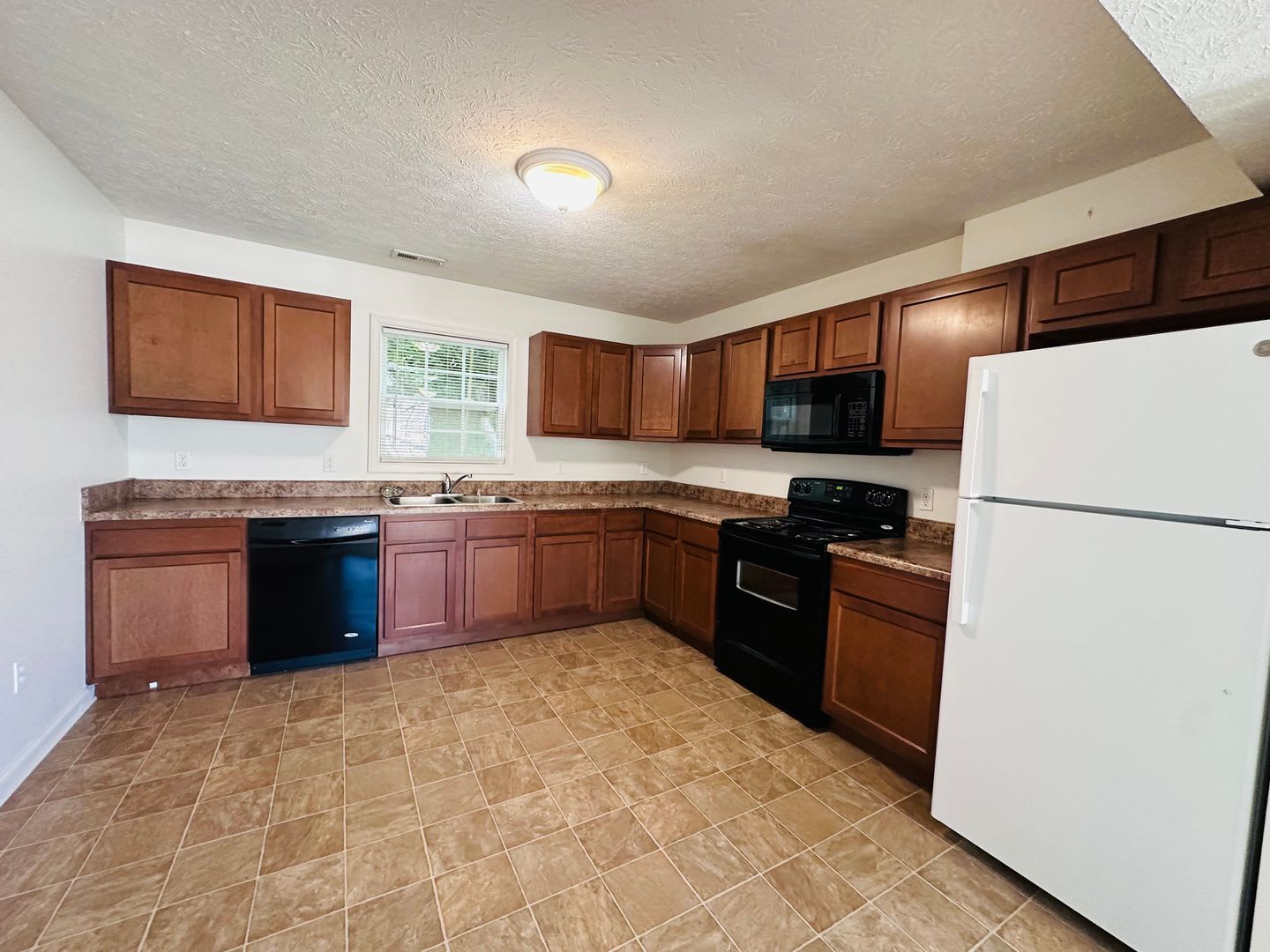 3 Bedroom 2.5 Bath Townhouse – photo 4