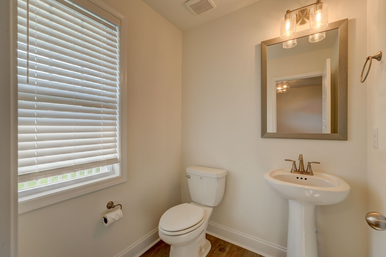 What a floor plan!! Like new and ready for you! – photo 5