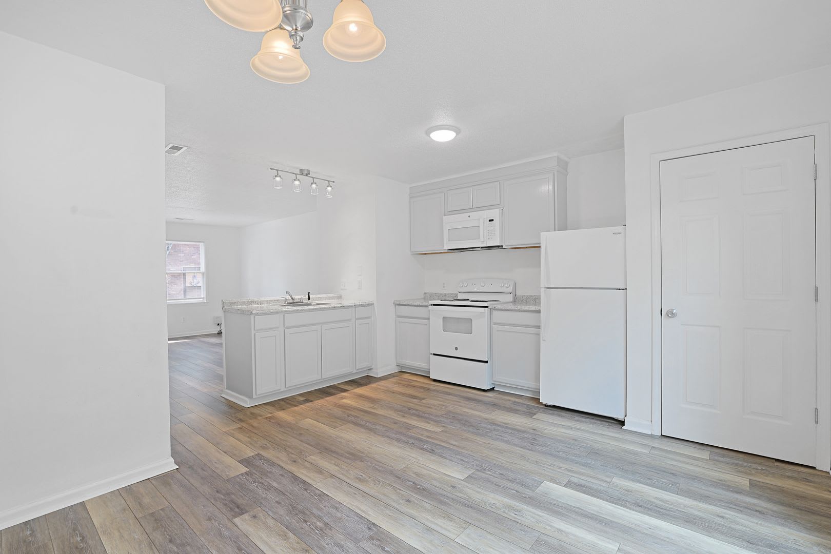 2 Bedroom Townhome Within Blocks To The Beach – photo 3