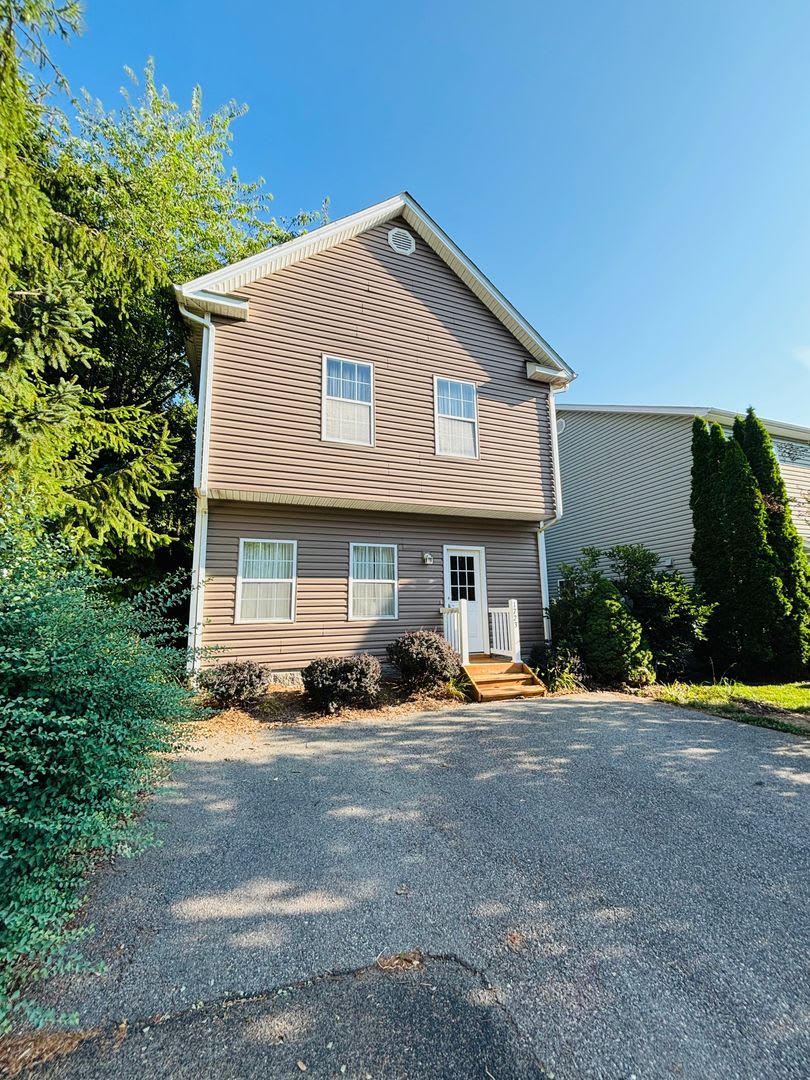 3 Bedroom, 2.5 Bath Townhouse – photo 1