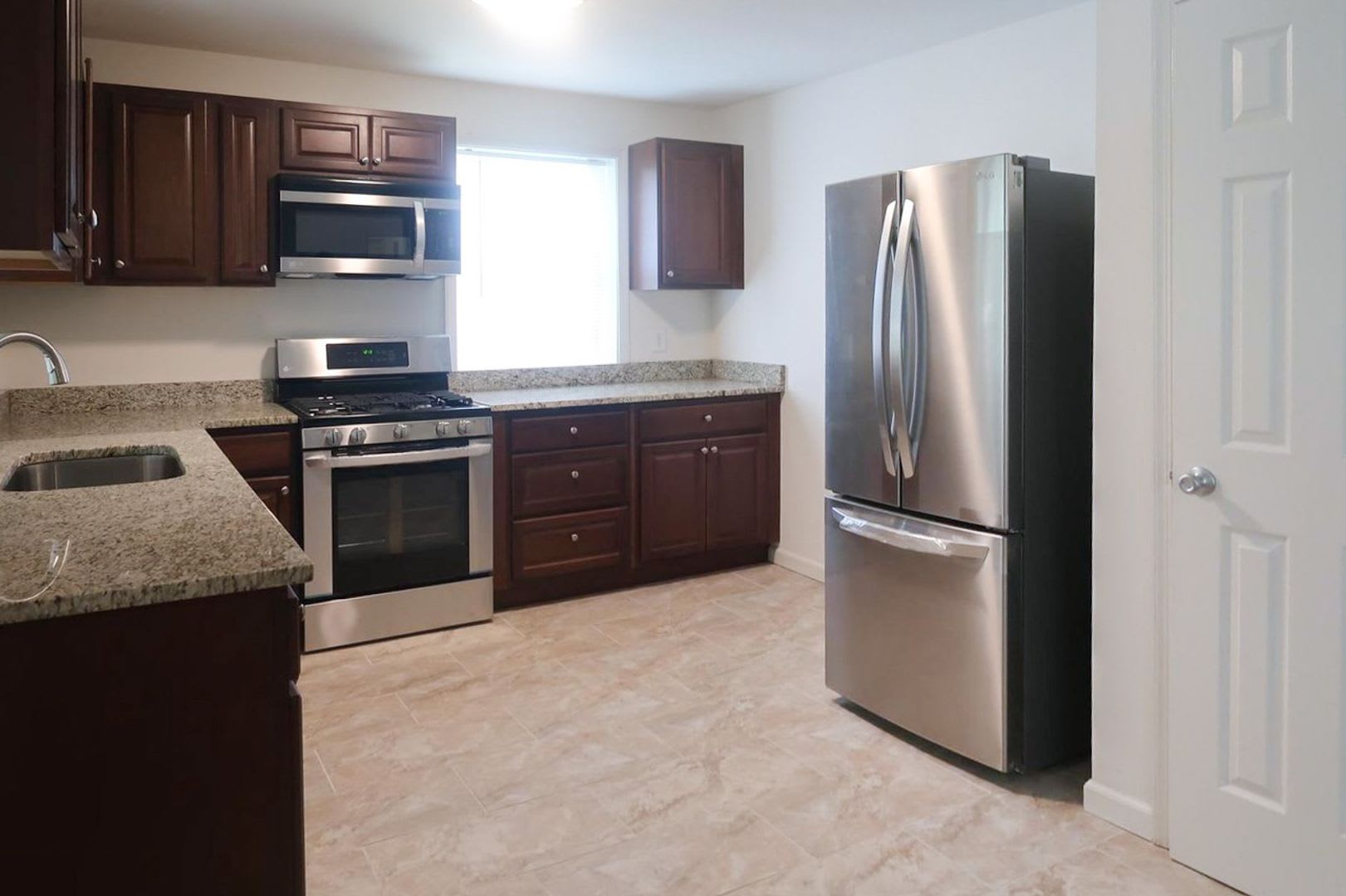 Modern Two Bedroom + Den Condo! Minutes to Congress Heights Metro! – photo 2