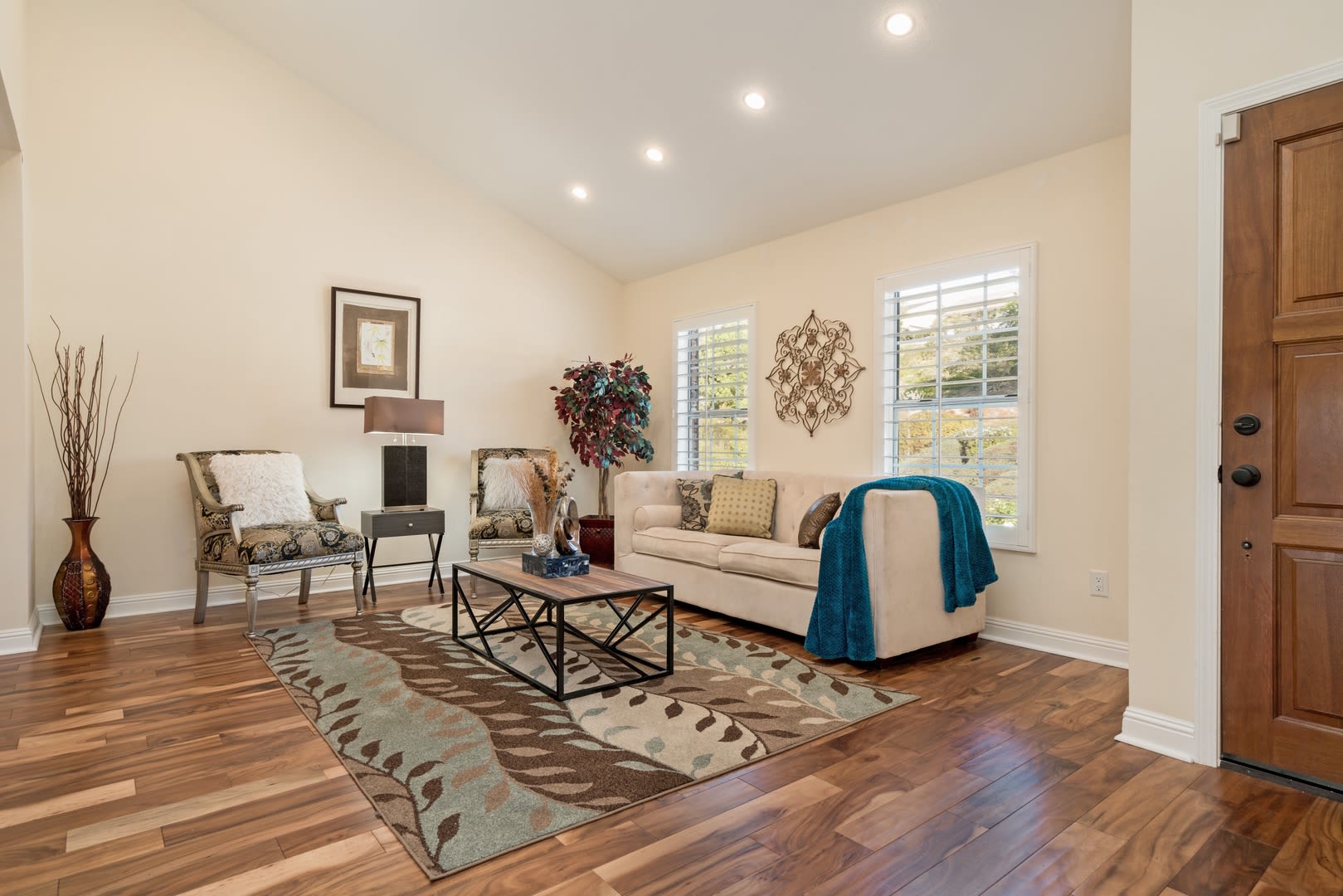 Gorgeous Upgraded Tamarack Point Home With Remodeled Dream Kitchen & West Facing Yard! – photo 2