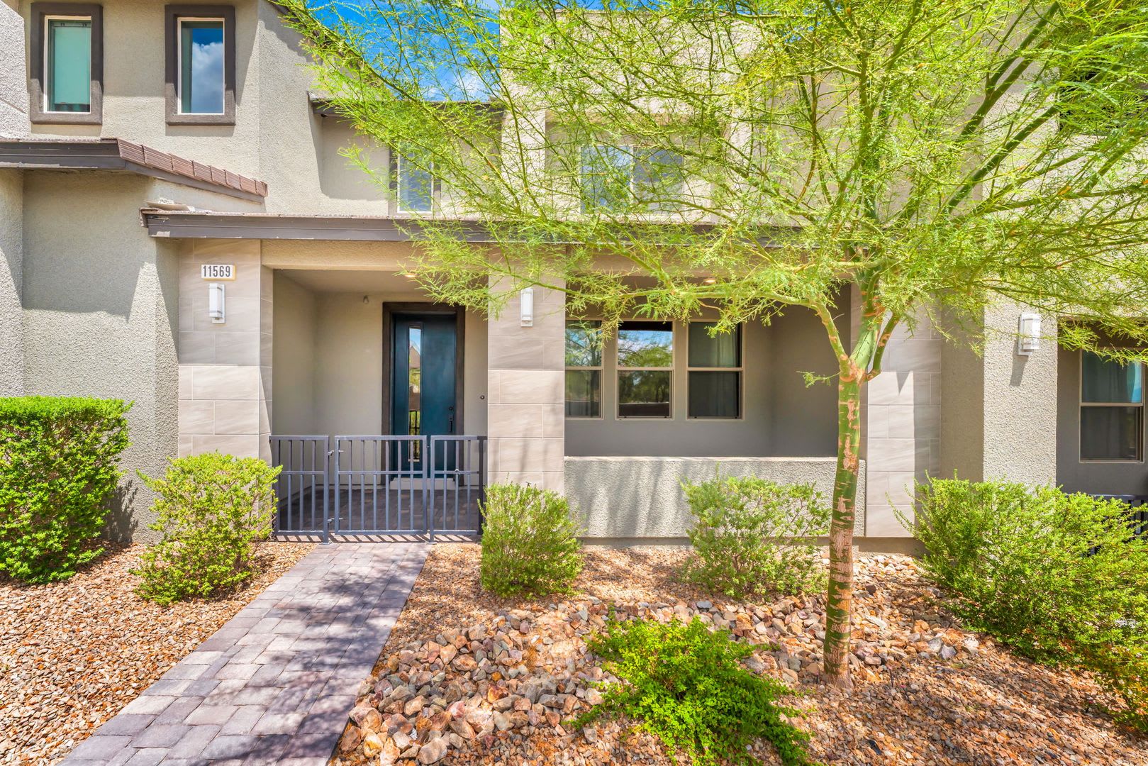 Modern Summerlin West Townhome With Contemporary Finishes – photo 3