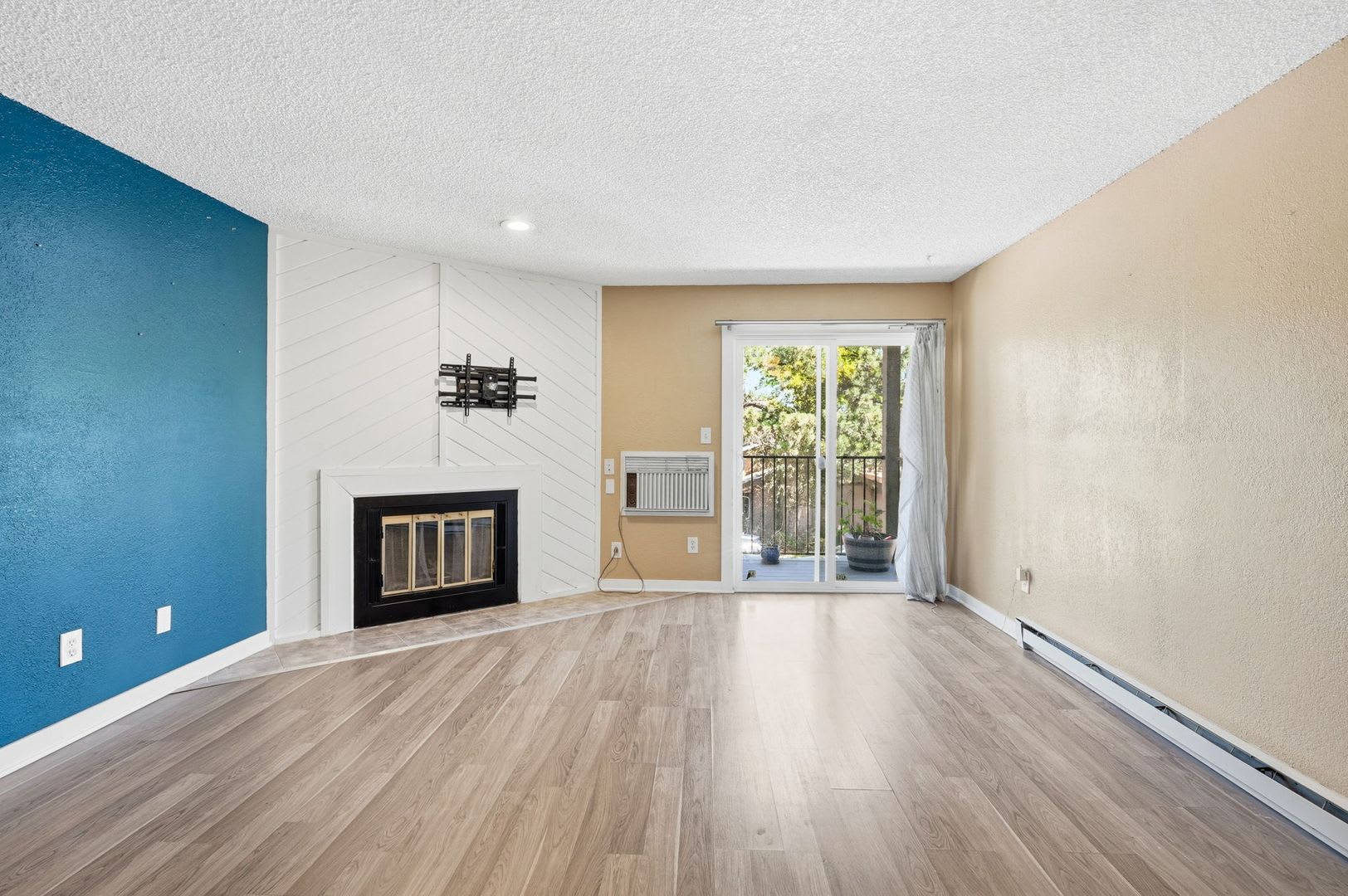 Move in Ready 2bed 2bath in Cherry Creek Schools – photo 4