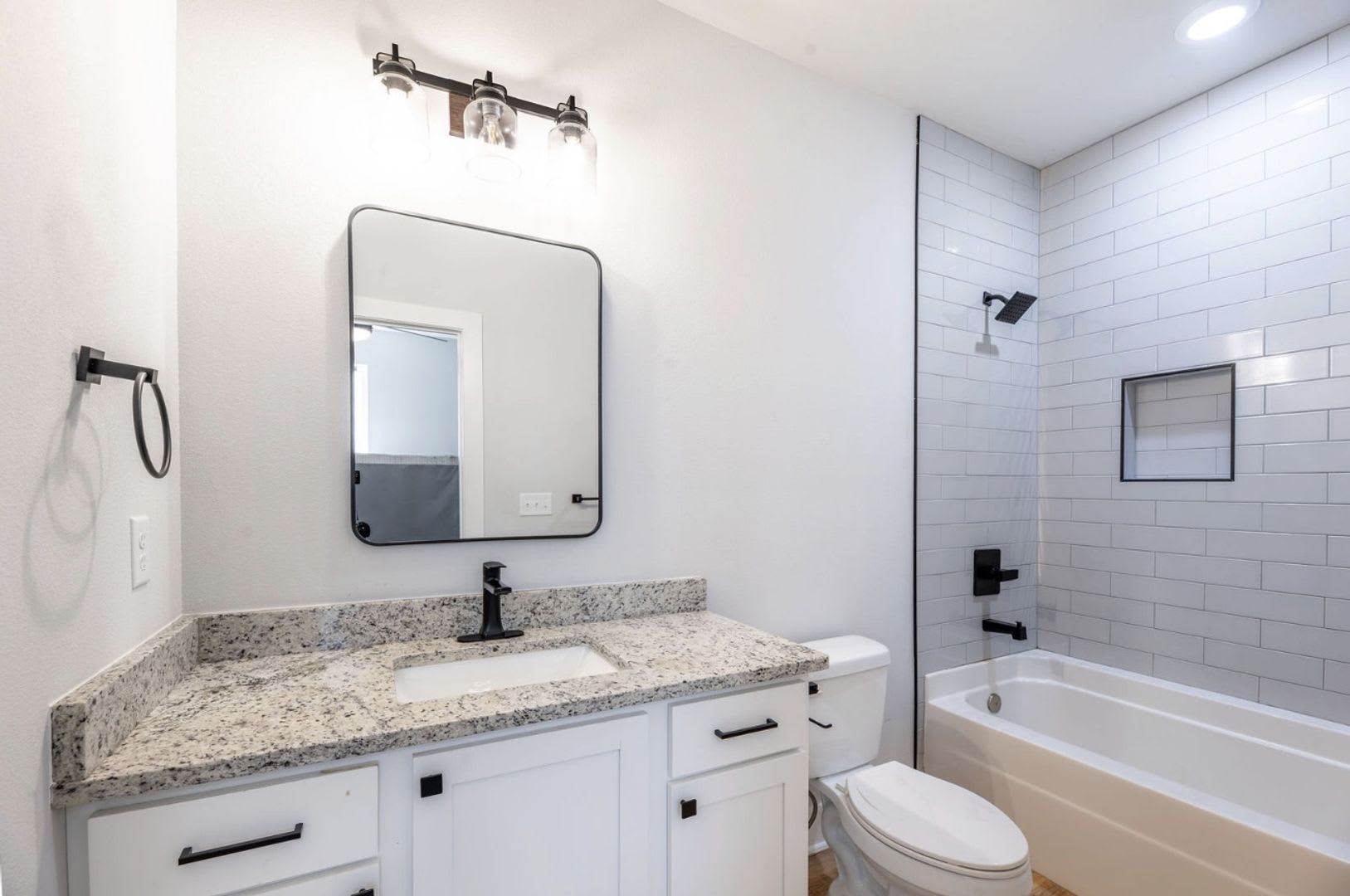 Bright & Beautiful 2BR/3BA Fayetteville Home – photo 4