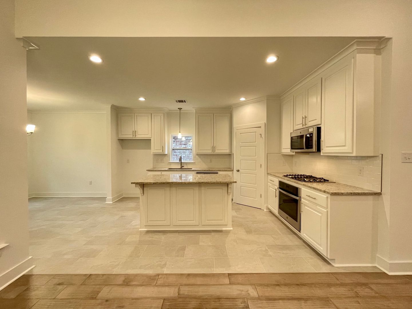 4 bedroom home in Denham Springs- $500 off first months rent with 30 day move in! – photo 2