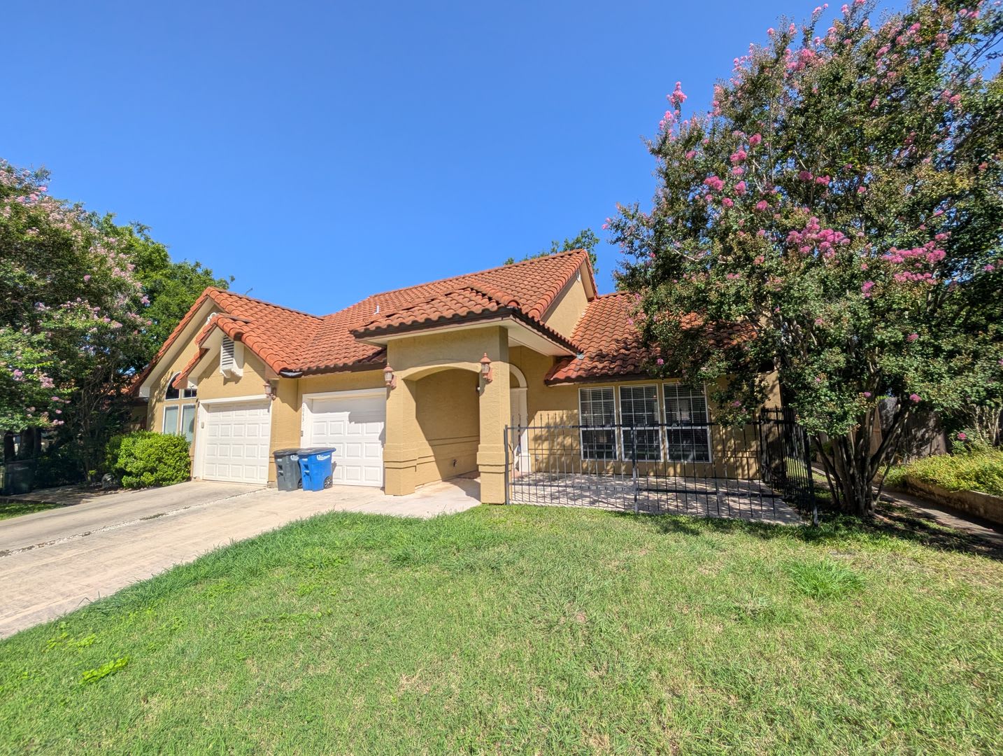 1/1/1 Duplex in Rivertree Subdivision/ Lake Access, Pool, &amp; Playground / No Carpet / CISD – photo 1