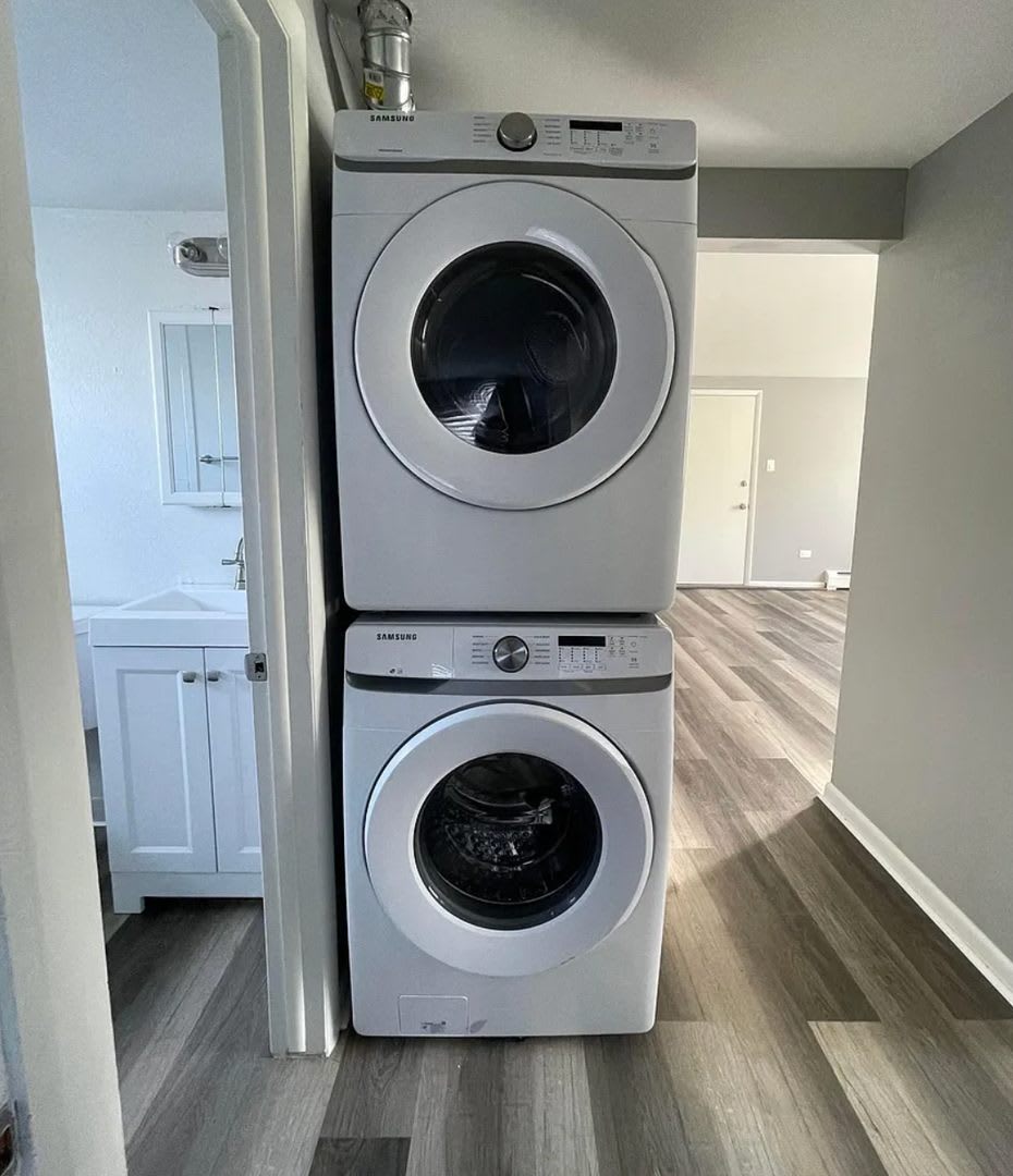 Beautifully Renovated 2 Bedroom Apartment with In-Unit Laundry & A/C – photo 4
