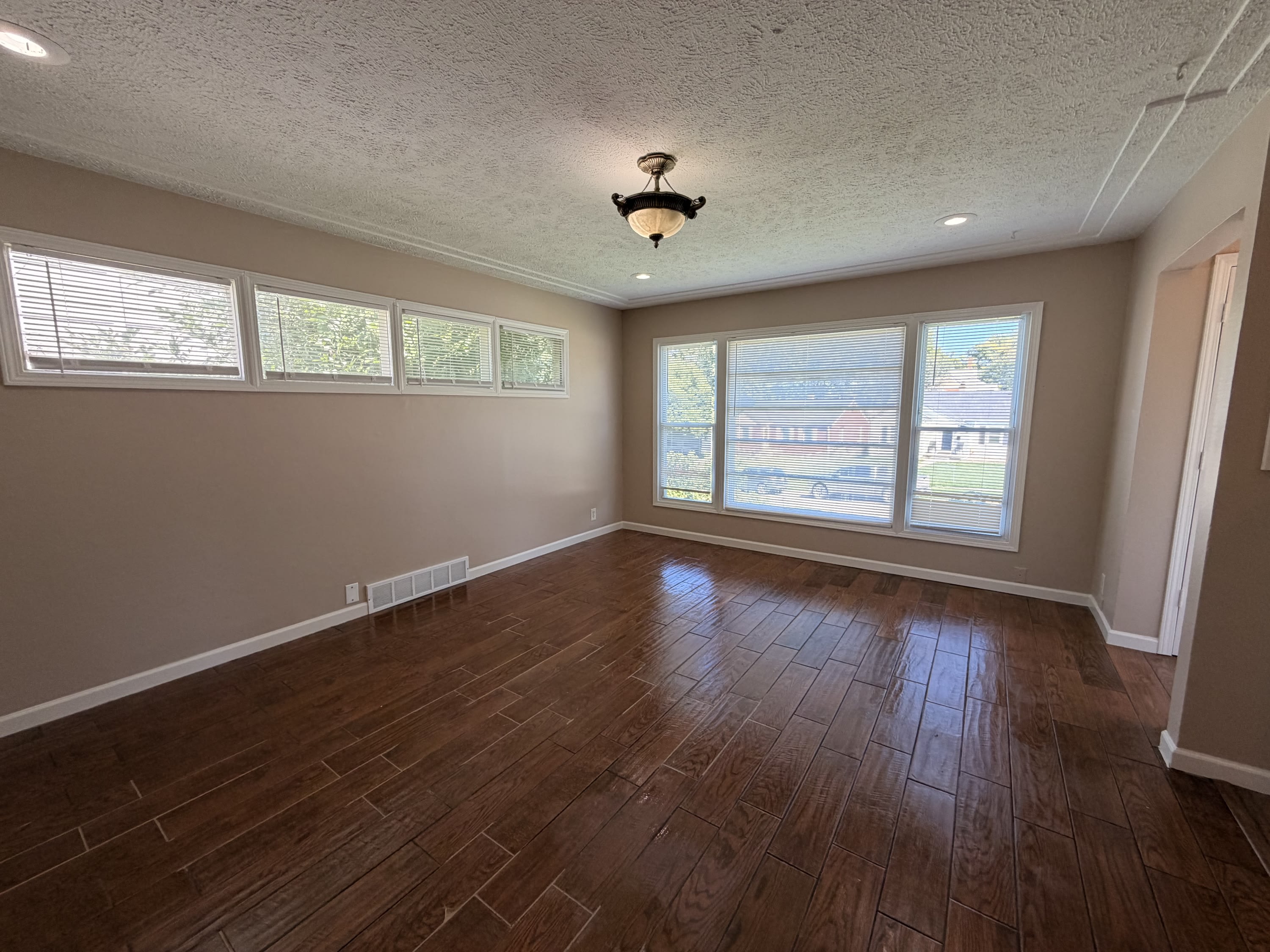 6504 N 33rd – photo 3