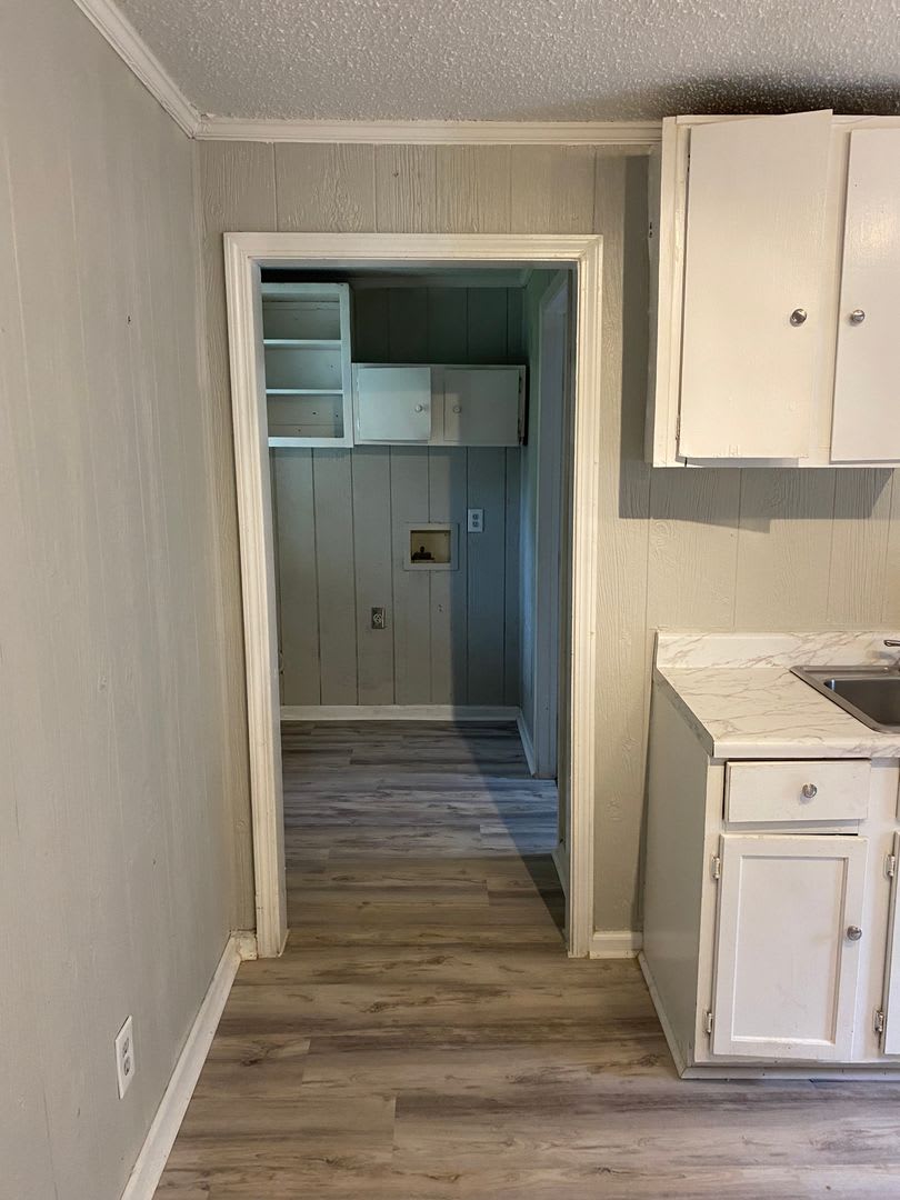 2 Bedroom 1 bath Large backyard as is immediate move in – photo 3