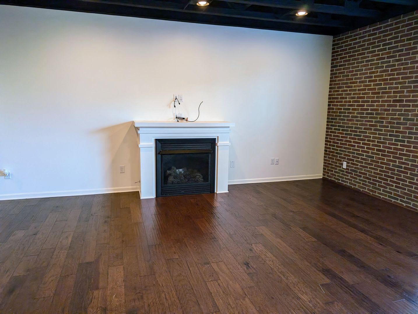 AVAILABLE NOW! Luxurious and Modern 3-4 Bedroom / 3.5 Bath Townhome in the Twin Lakes Community! – photo 5