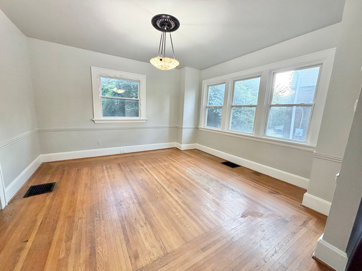 Great 3 bed home in Bond Hill!! – photo 5