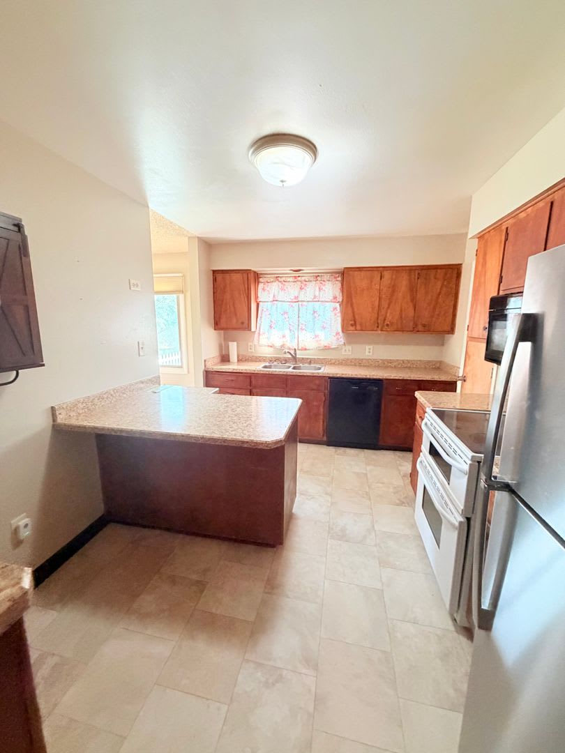 Cozy 5 bed 2 bath Home – photo 4