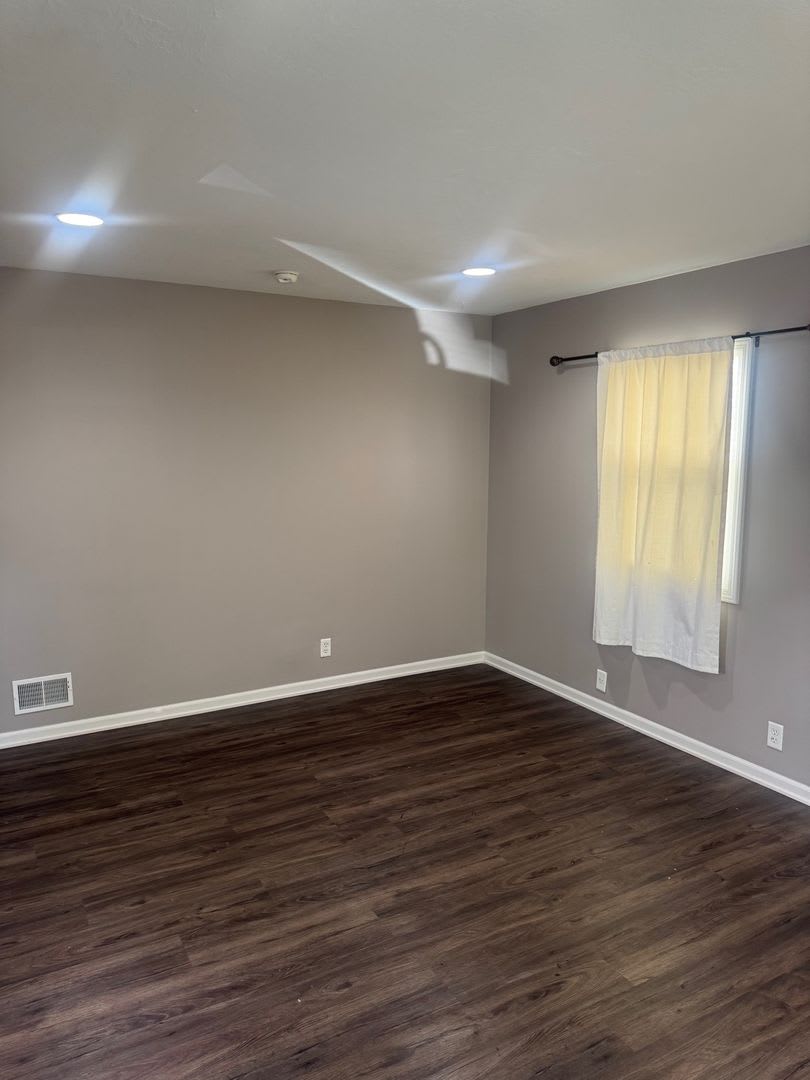 Charming Updated 3BR Home with Large Fenced Yard & Garage – photo 2