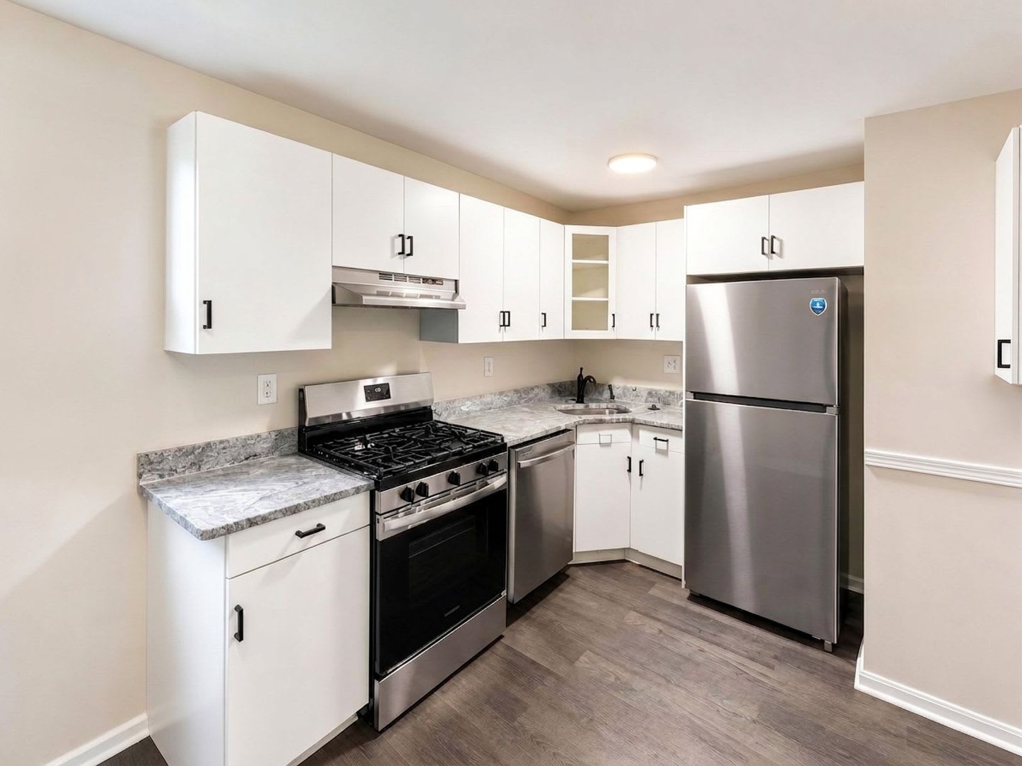 Welcome To 645 W Lowell Ave Unit 16 A Beautifully Updated 2 Bedroom 1 Bath Condominium Offering Modern Finishes A Private Balcony And Heat Hot Water Included – photo 4