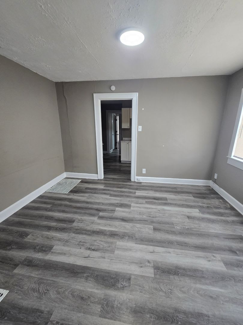 Spacious One Bedroom Duplex Near E Michigan And Emerson – photo 3
