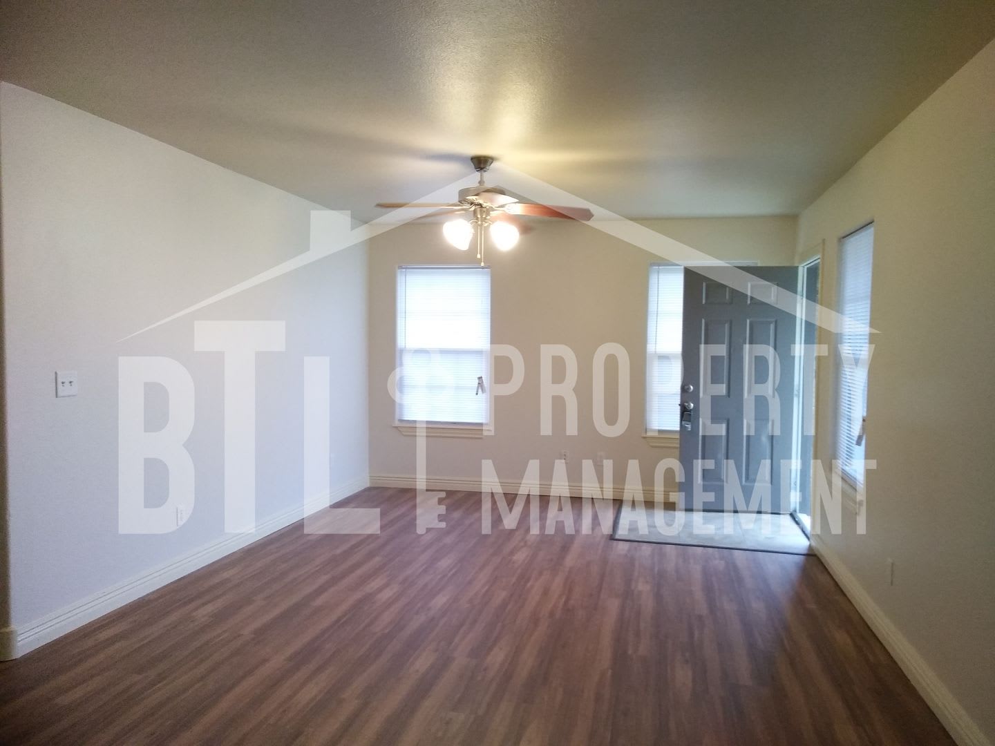 3Br Duplex With 2 Car Garage In Forsyth – photo 2