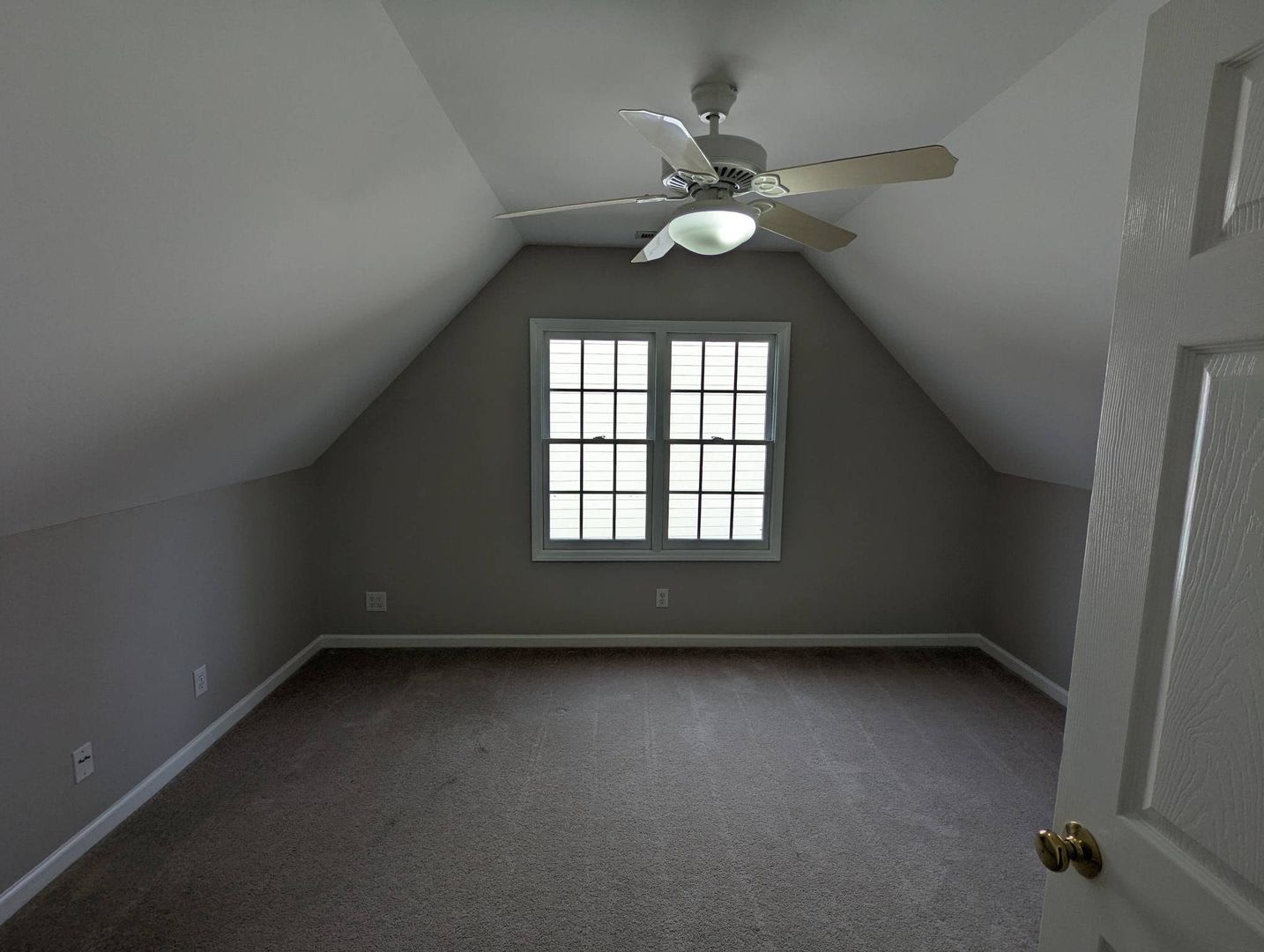 Room in 4 Bedroom House at 102 College Ave – photo 3