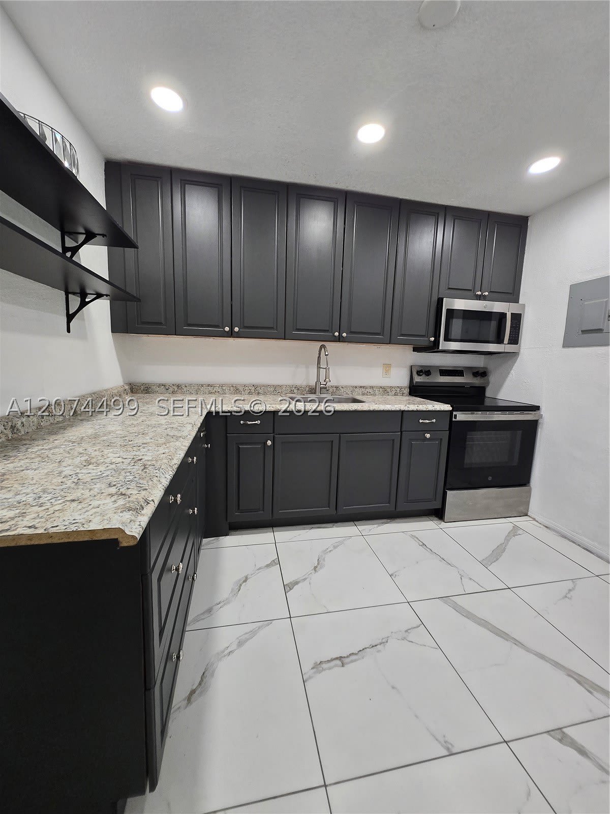 154 NW 14th Way – photo 1