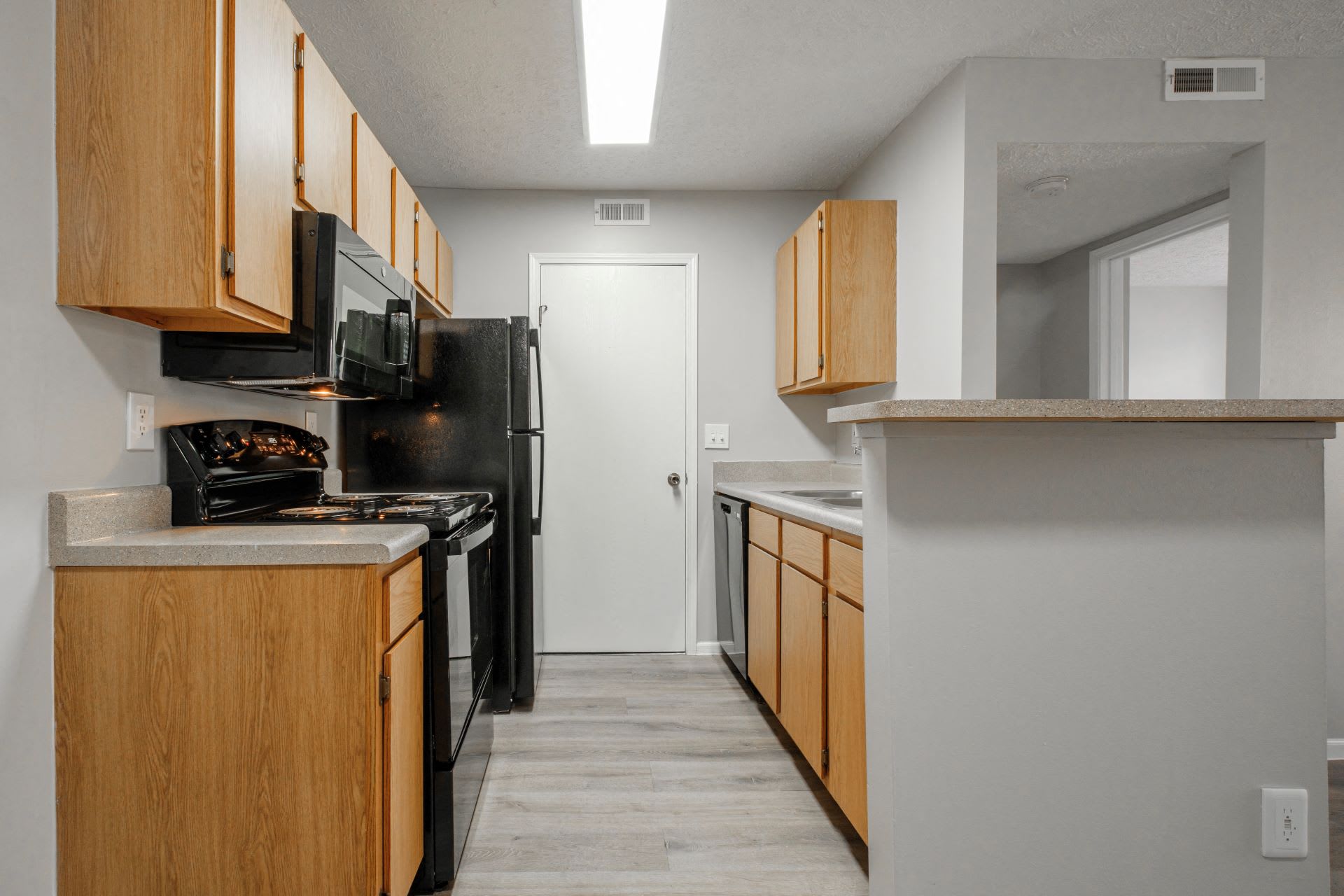 Lake Forest Apartments – photo 5