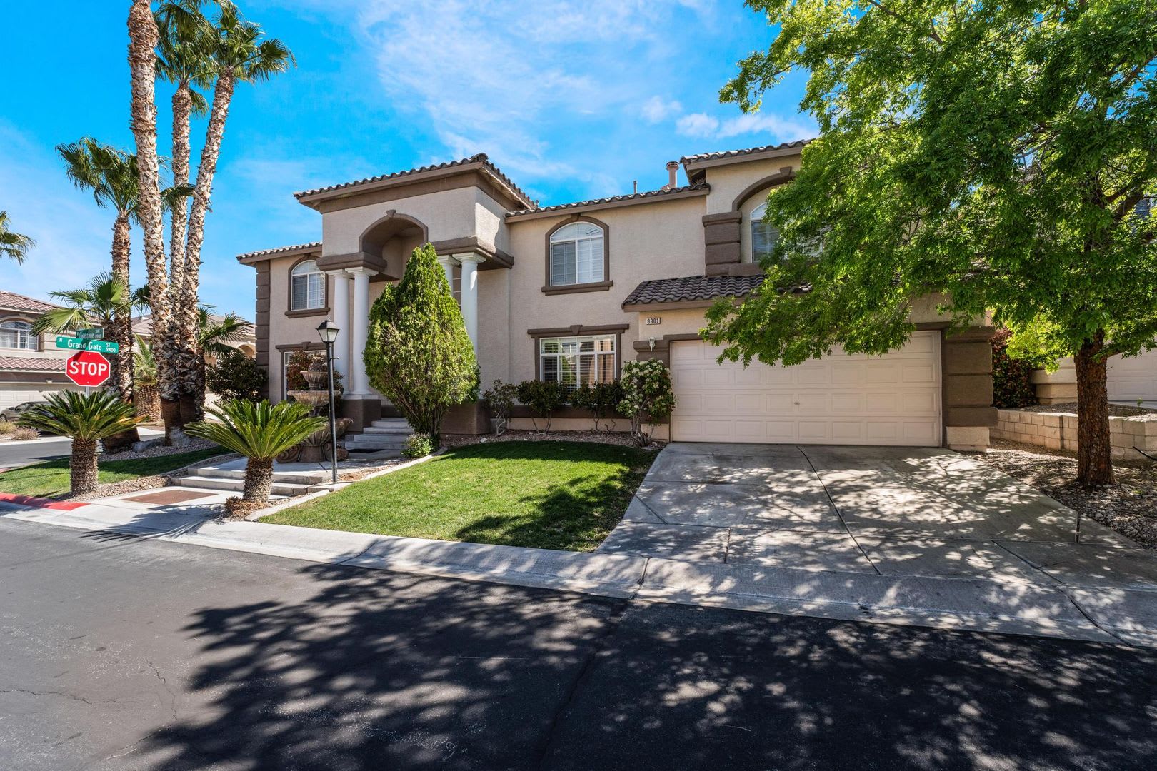 Luxurious Home in Gated Community – photo 3