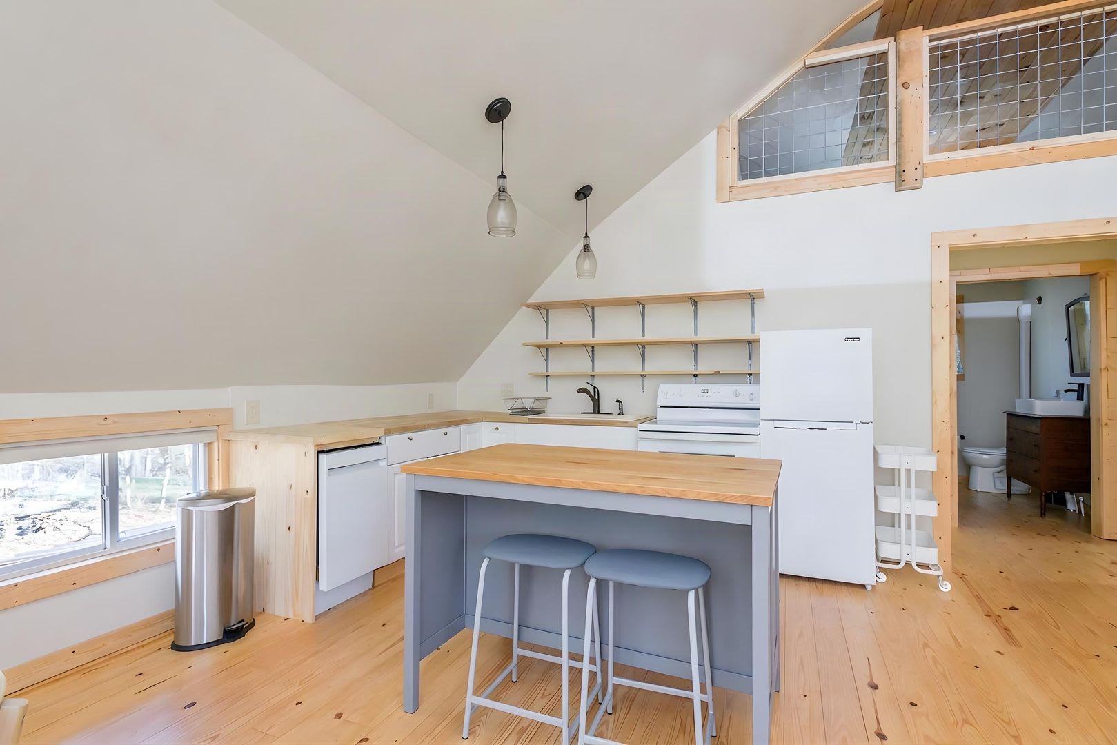 Barn-Style Modern Farmhouse with Mountain Views in Candler — 30 Minutes to Downtown Asheville – photo 5