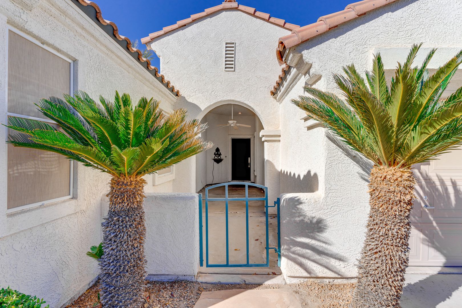 WONDERFUL 3 BEDROOM PLUS DEN 1 STORY HOME. CASITA WITH OWN BATHROOM! GATED COMMUNITY! – photo 4
