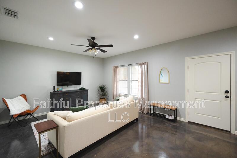 14221 CR 452 2 – photo 1