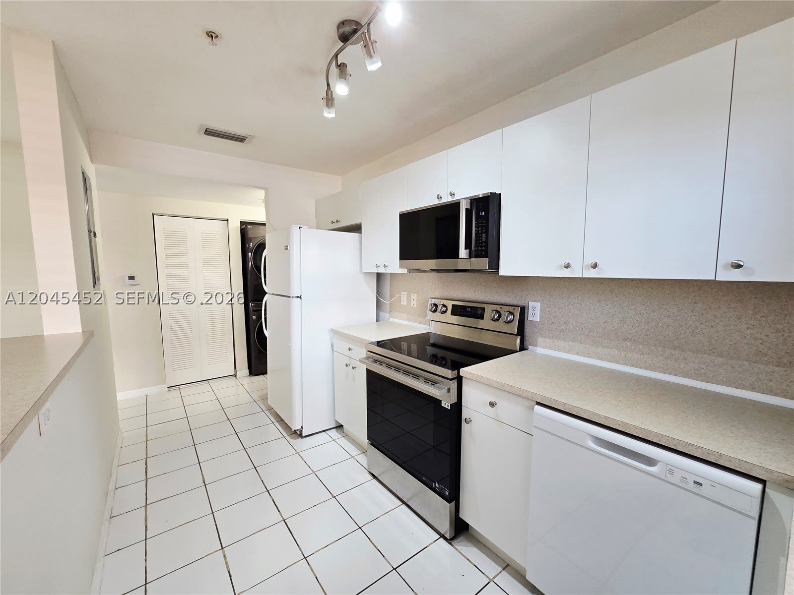 1627 NW 18th St – photo 4