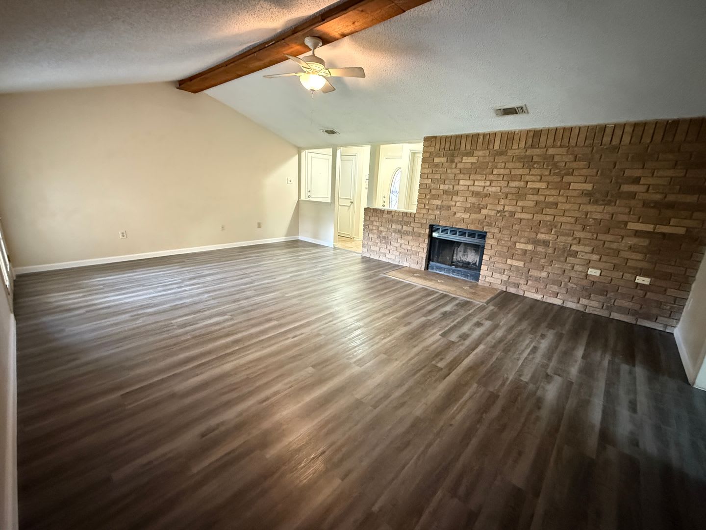 New Luxury Vinyl Plank Terrific Corner Lot – photo 3