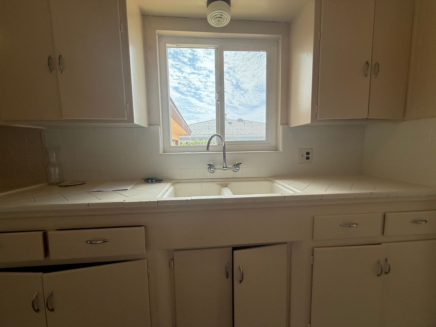 Fresh 3 bedroom + bonus room house minutes away from the beach! – photo 4